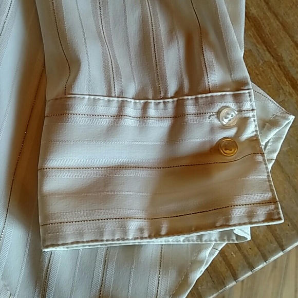 Beautifully tailored striped button down shirt. - Picture 4 of 5